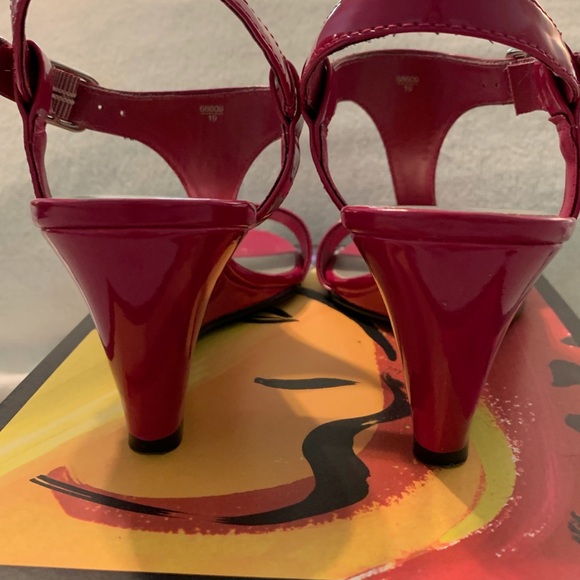 Cute hot pink wedge sandals - Picture 3 of 5